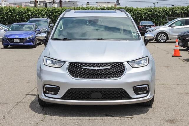 Photo of 2023 Silver Mist Clearcoat Chrysler Pacifica