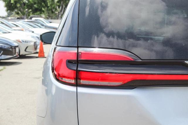 Photo of 2023 Silver Mist Clearcoat Chrysler Pacifica