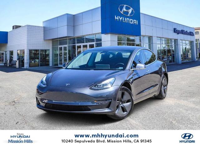 Photo of 2019 Silver Tesla Model 3