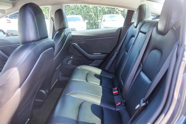 Photo of 2019 Silver Tesla Model 3