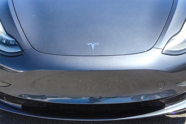 Photo of 2019 Silver Tesla Model 3