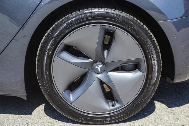 Photo of 2019 Silver Tesla Model 3