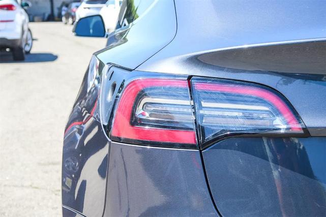 Photo of 2019 Silver Tesla Model 3