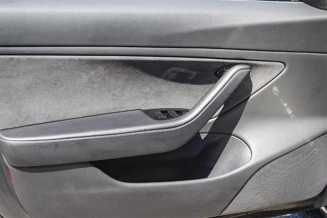 Photo of 2019 Silver Tesla Model 3