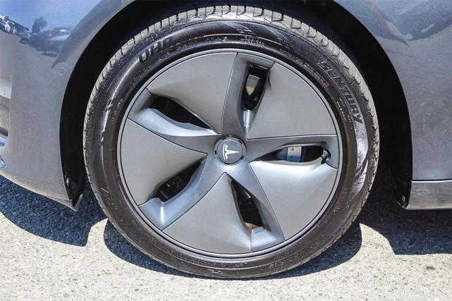 Photo of 2019 Silver Tesla Model 3