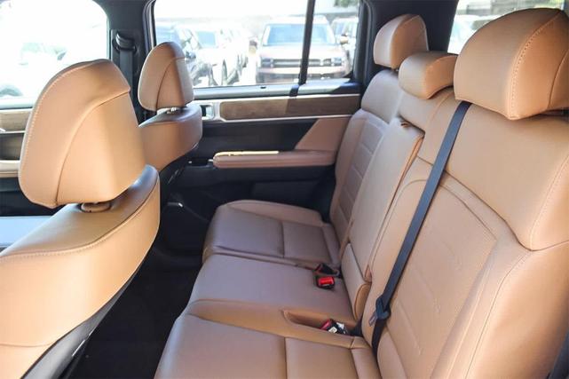 Photo of 2025 White Hyundai SANTA FE HEV
