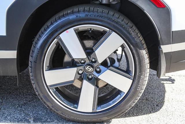 Photo of 2025 White Hyundai SANTA FE HEV