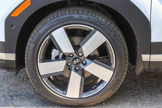 Photo of 2025 White Hyundai SANTA FE HEV