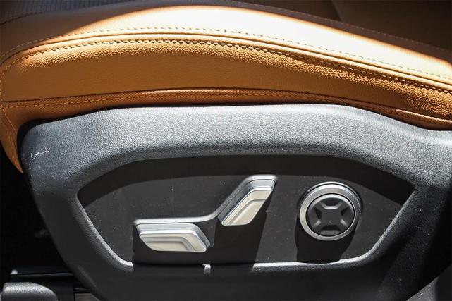 Photo of 2025 White Hyundai SANTA FE HEV
