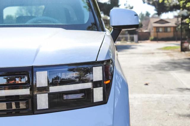 Photo of 2025 White Hyundai SANTA FE HEV