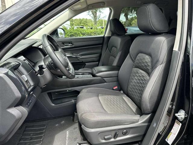 Photo of 2024 Super Black Nissan Pathfinder