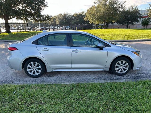 Photo of 2022 Classic Silver Metallic Toyota Corolla
