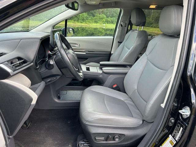 Photo of 2024 Midnight Black Metallic Toyota Sienna
