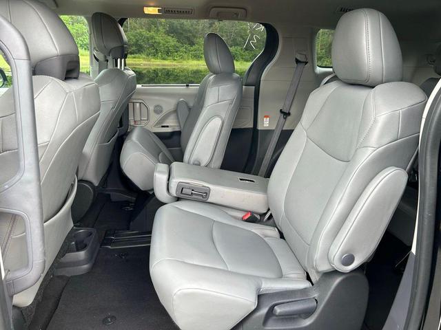 Photo of 2024 Midnight Black Metallic Toyota Sienna