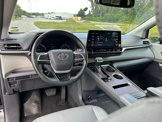 Photo of 2024 Midnight Black Metallic Toyota Sienna