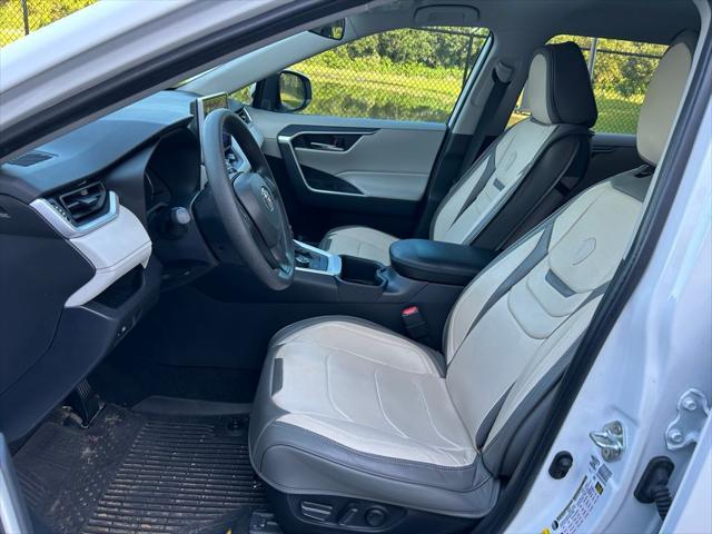 Photo of 2024 Ice Toyota RAV4 Hybrid