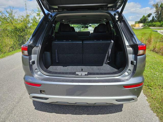 Photo of 2023 Mercury Gray Metallic Mitsubishi Outlander