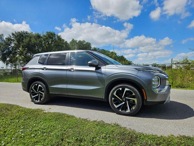 Photo of 2023 Mercury Gray Metallic Mitsubishi Outlander