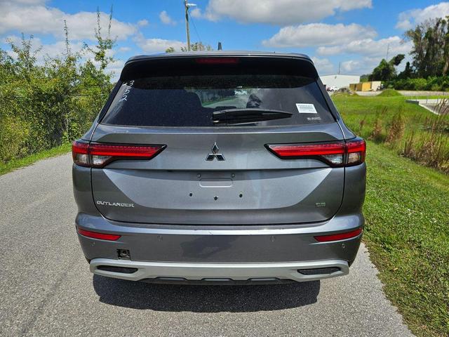 Photo of 2023 Mercury Gray Metallic Mitsubishi Outlander