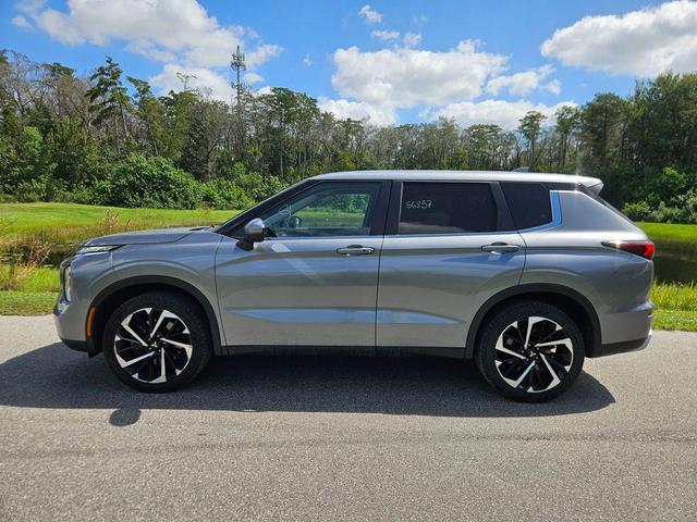 Photo of 2023 Mercury Gray Metallic Mitsubishi Outlander