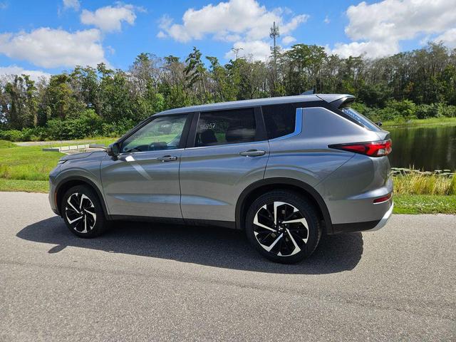 Photo of 2023 Mercury Gray Metallic Mitsubishi Outlander