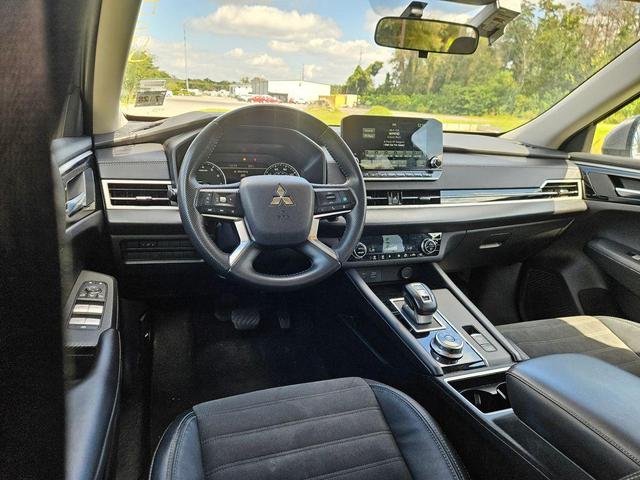 Photo of 2023 Mercury Gray Metallic Mitsubishi Outlander