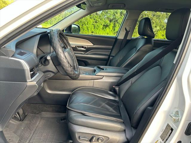 Photo of 2024 Pearl Toyota Grand Highlander