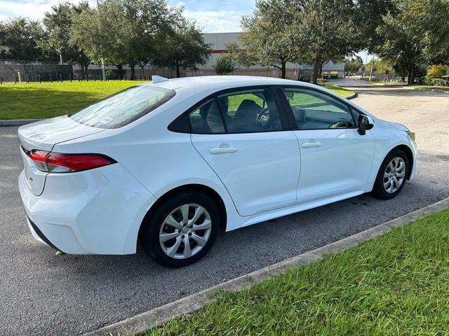 Photo of 2021 Super White Toyota Corolla