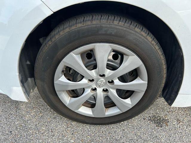 Photo of 2021 Super White Toyota Corolla