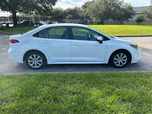 Photo of 2021 Super White Toyota Corolla