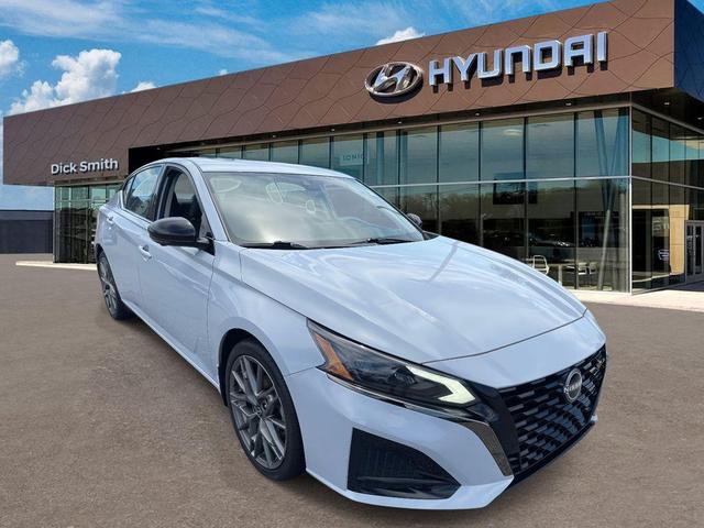 Photo of 2023 Gray Sky Pearl Nissan Altima