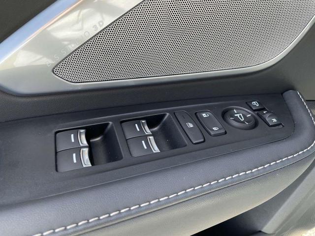 Photo of 2023 Platinum White Pearl Acura RDX