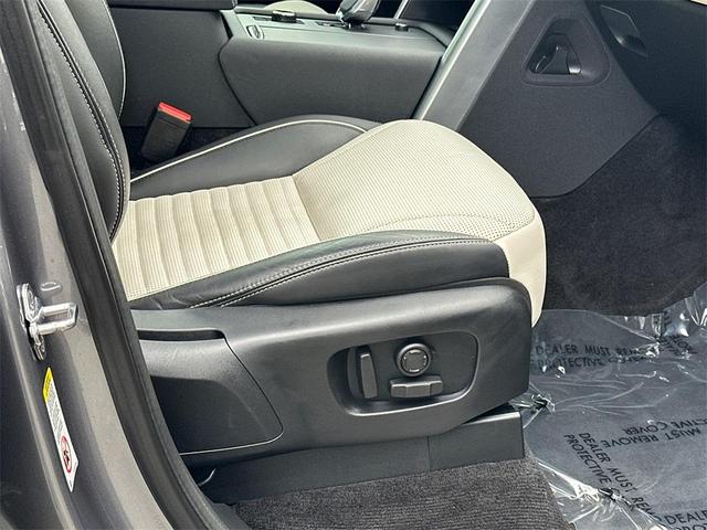 Photo of 2022 Eiger Grey Land Rover Discovery