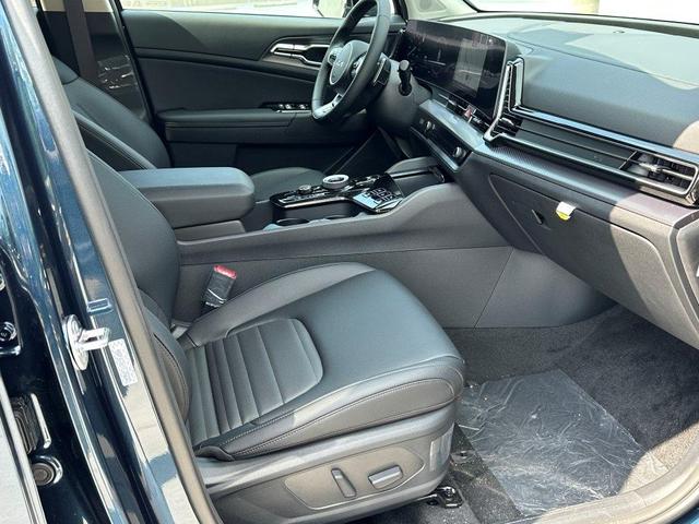 Photo of 2025 Blue Kia Sportage Hybrid