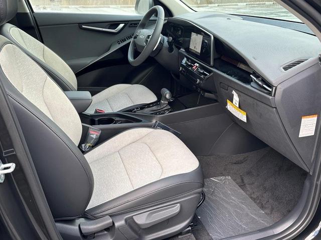 Photo of 2025 Aurora Black Pearl Kia Niro