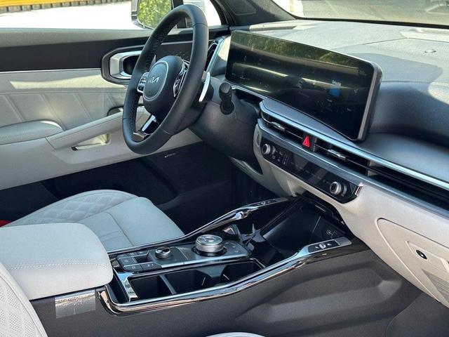 Photo of 2025 Silky Silver Kia Sorento Hybrid