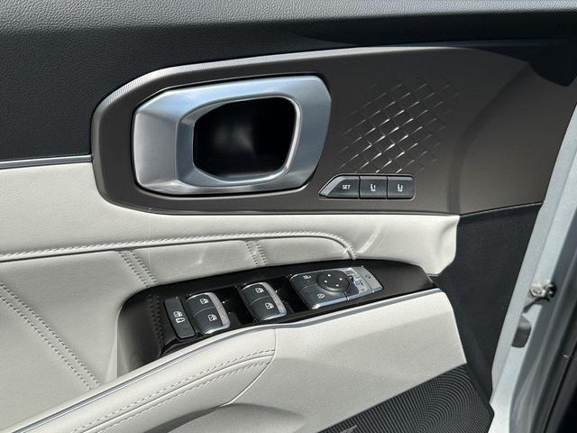 Photo of 2025 Silky Silver Kia Sorento Hybrid
