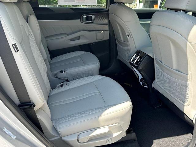 Photo of 2025 Silky Silver Kia Sorento Hybrid