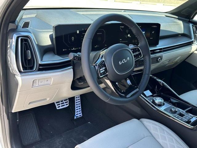 Photo of 2025 Silky Silver Kia Sorento Hybrid