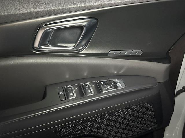 Photo of 2025 Ceramic Silver Kia Carnival
