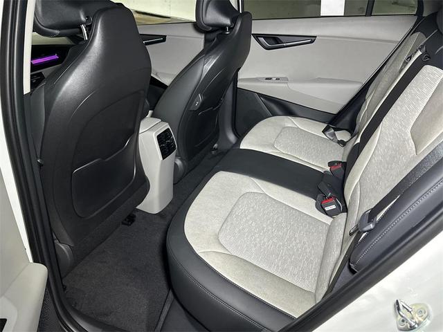 Photo of 2025 Snow White Pearl Kia Niro EV