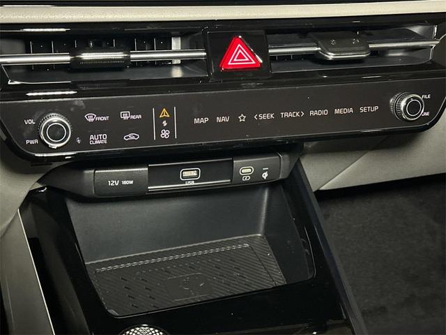 Photo of 2025 Snow White Pearl Kia Niro EV