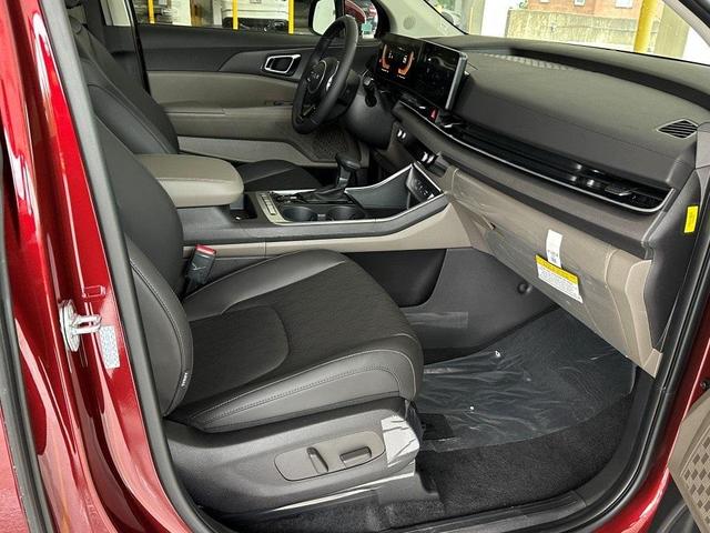 Photo of 2025 Flare Red Kia Carnival