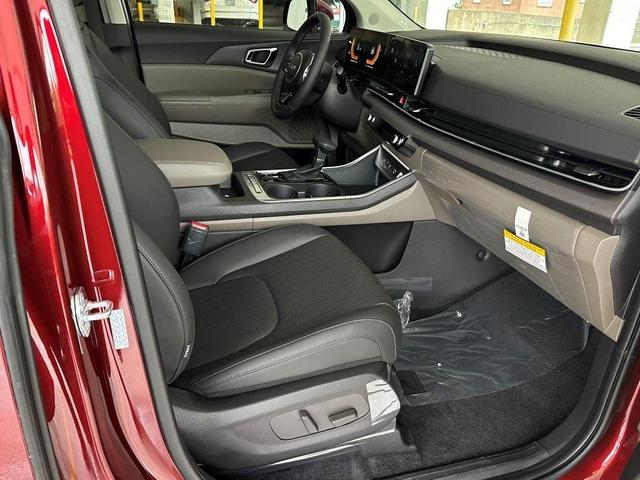 Photo of 2025 Flare Red Kia Carnival