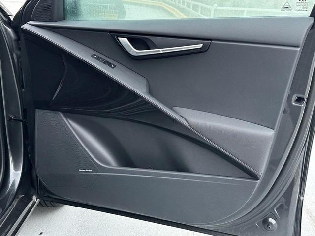 Photo of 2025 Gray Kia Niro