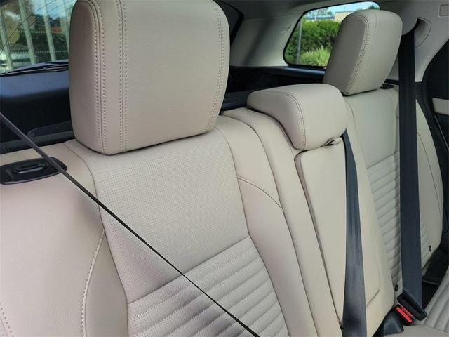 Photo of 2025 Fuji White Land Rover Discovery Sport