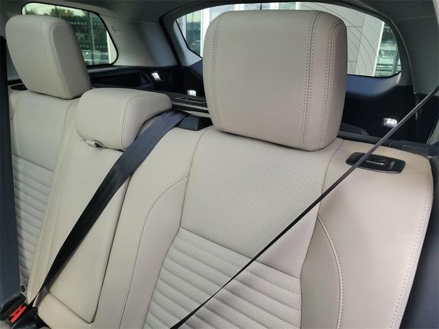 Photo of 2025 Fuji White Land Rover Discovery Sport