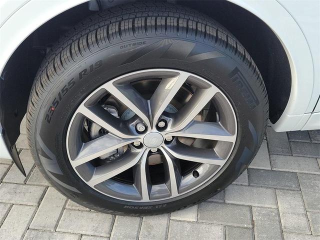 Photo of 2025 Fuji White Land Rover Discovery Sport