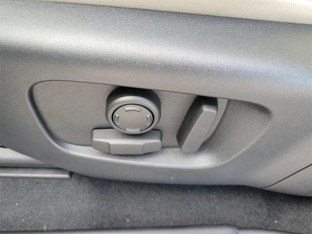 Photo of 2025 Fuji White Land Rover Discovery Sport
