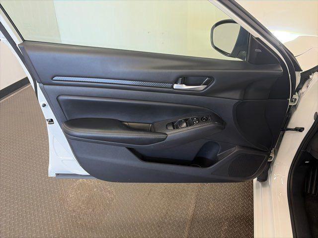 Photo of 2025 White Nissan Altima